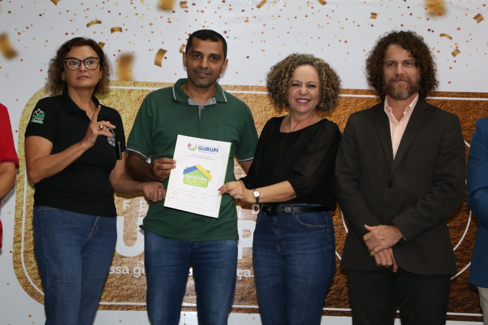 Josué de Oliveira da Silva, morador Nova Fronteira, também recebeu a escritura do seu imóvel – Foto: Lino Vargas/Secom Gurupi