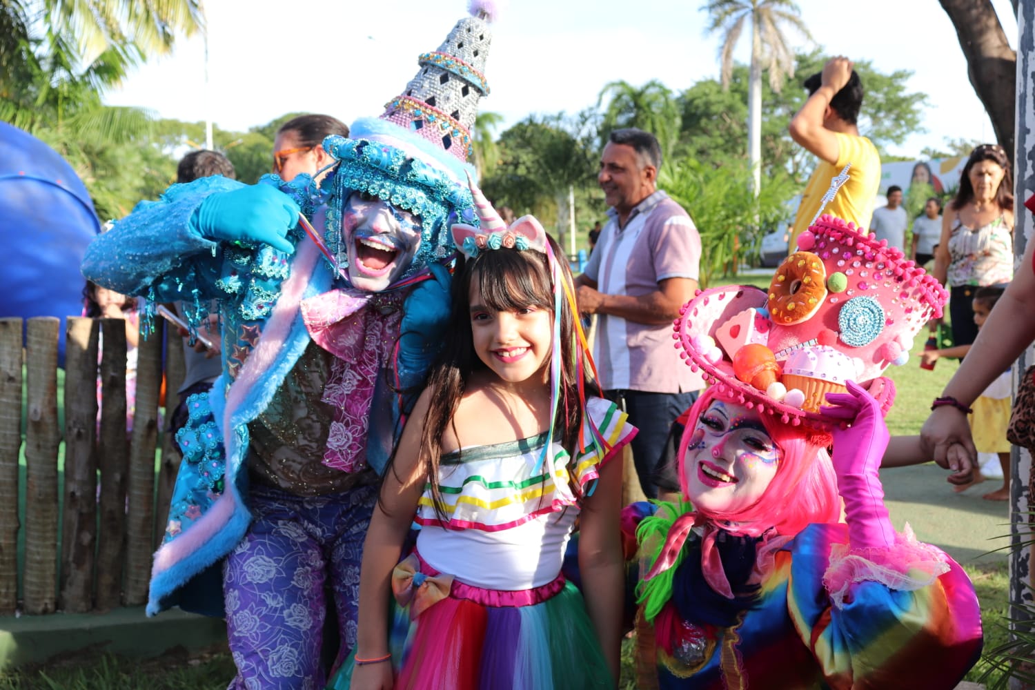 Trio elétrico e personagens lúdicos alegram matinê infantil no