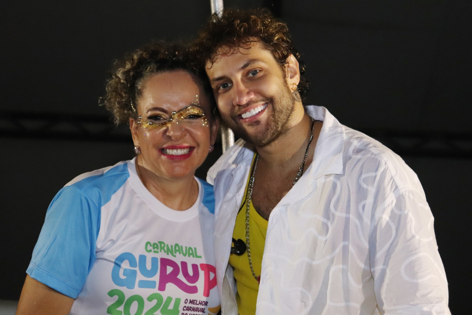 Vocalista da banda Jammil, Rafael Barreto, parabenizou a prefeita Josi Nunes pela organização do Carnaval de Gurupi. Foto: Lino Vargas