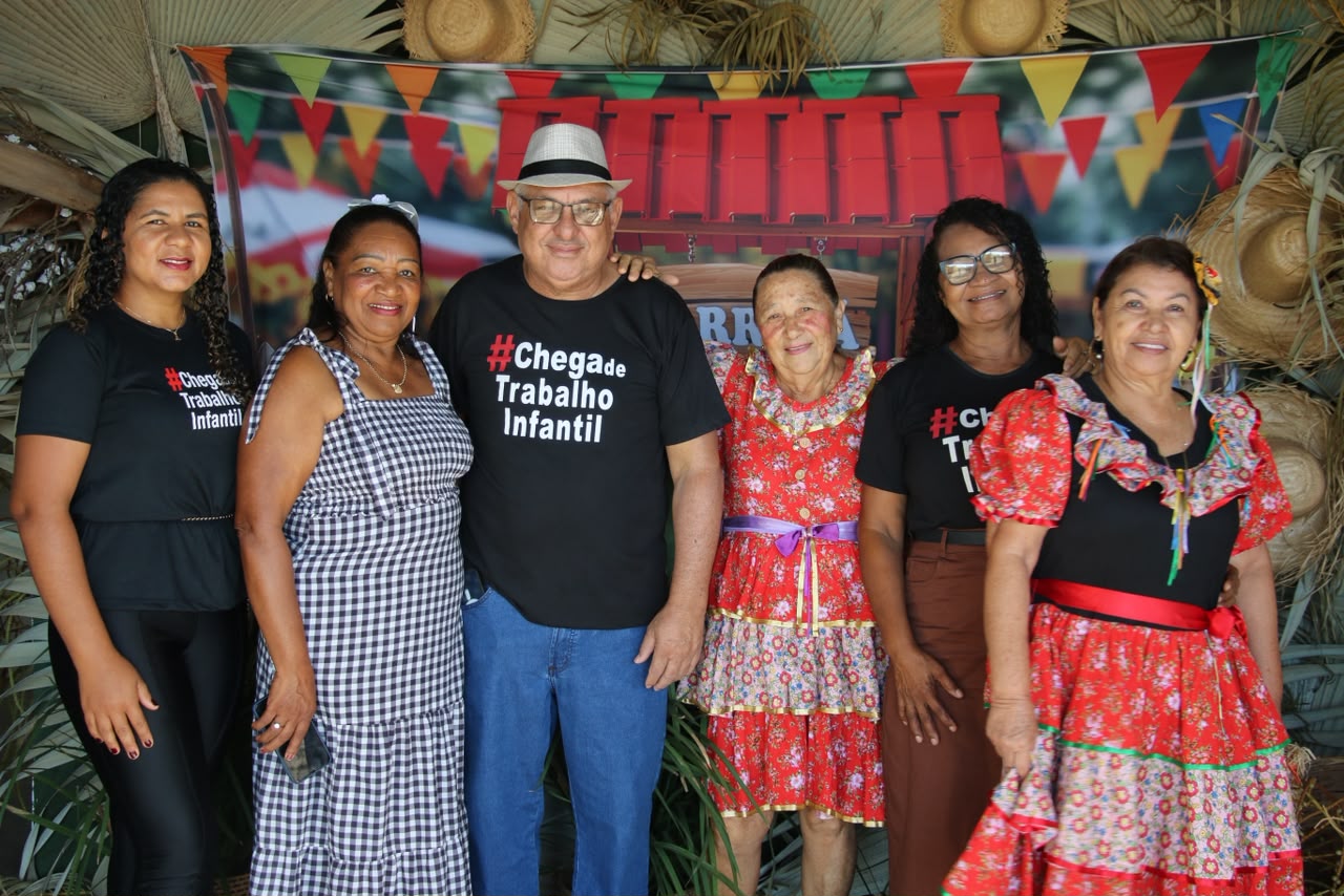 Secretário Darcy Fonseca, ao lado de servidoras e participantes do baile. Foto: Isack Diógenes – Ascom Semas